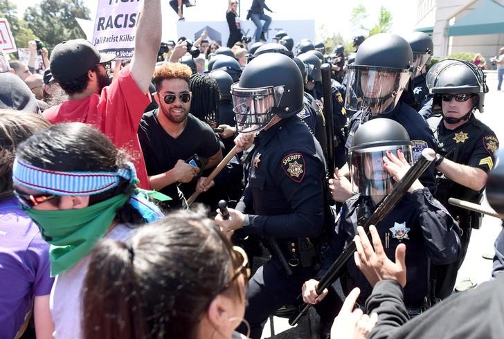 © Reuters. Confronto entre policiais e manifestantes anti-Trump em Burlingame, na Califórnia