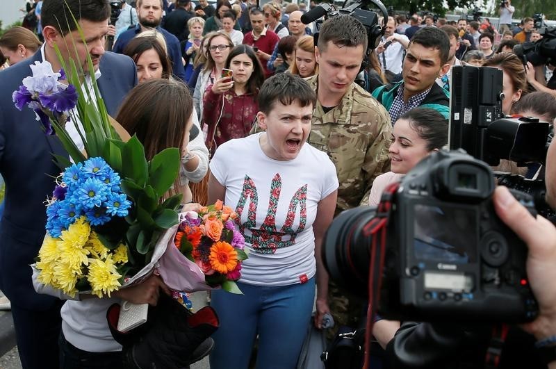 © Reuters. Ukrainian servicewoman Nadiya Savchenko talks to the media at Boryspil International airport outside Kiev