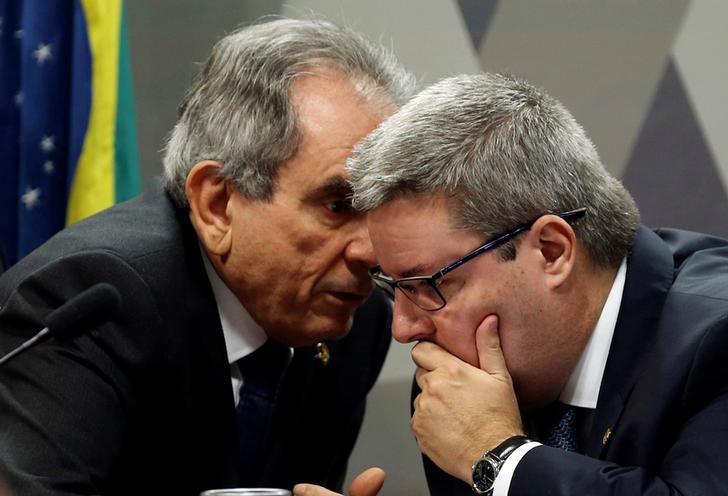 © Reuters. Presidente da comissão do impeachment no Senado, Raimundo Lira (E), conversa com relator do impeachment, Antonio Anastasia (D), durante sessão do colegiado em Brasília