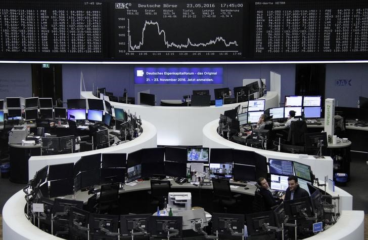 © Reuters. Bolsas europeas tocan máximos de un mes lideradas por bancos y energéticas