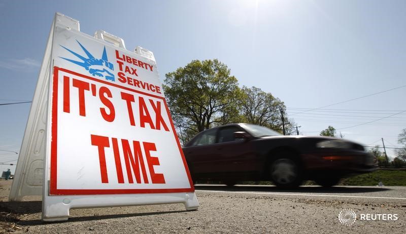 © Reuters. A sign advertises a tax return assistance business in northern Virginia