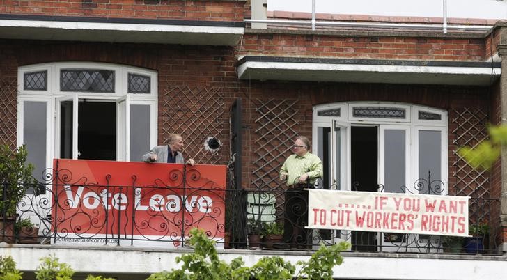© Reuters. جاران في لندن يخوضان "معركة في الشرفات" قبل استفتاء الاتحاد الأوروبي