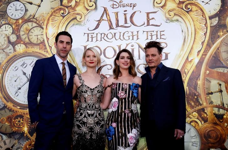 © Reuters. Cohen, Wasikowska, Hathaway e Depp promovem "Alice" em Hollywood