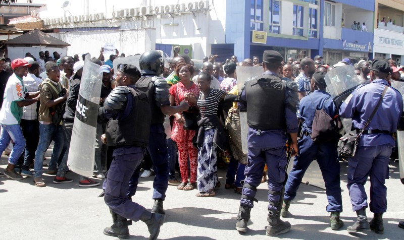 © Reuters. Riot police disperse supporters of DRC's opposition Presidential candidate Katumbi as they escort him to the prosecutor's office over government allegations he hired mercenaries in a plot against the state in Lubumbashi