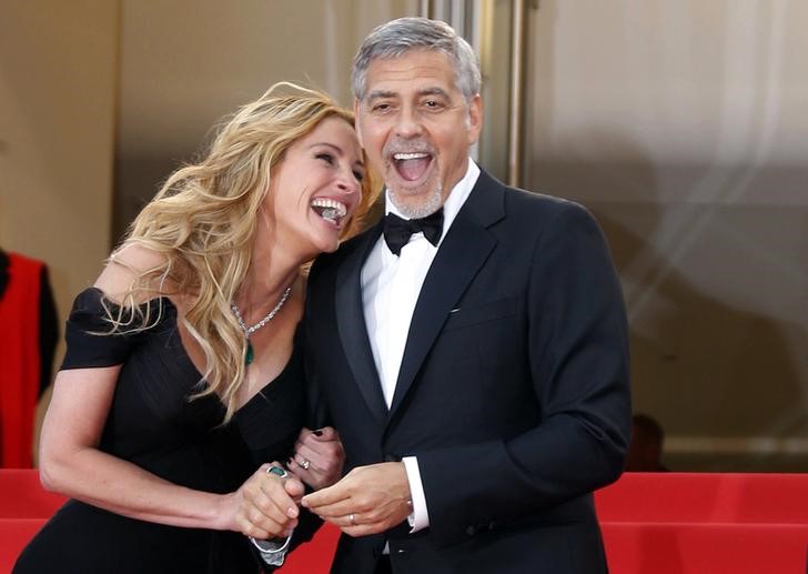 © Reuters. Julia Roberts e George Clooney  em Cannes para divulgar  “Jogo do Dinheiro”