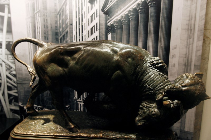 © Reuters. A statue depicting a bull and bear fighting that had adorned an exclusive Wall Street club for decades can be seen in the newly opened Museum of American Finance in New York