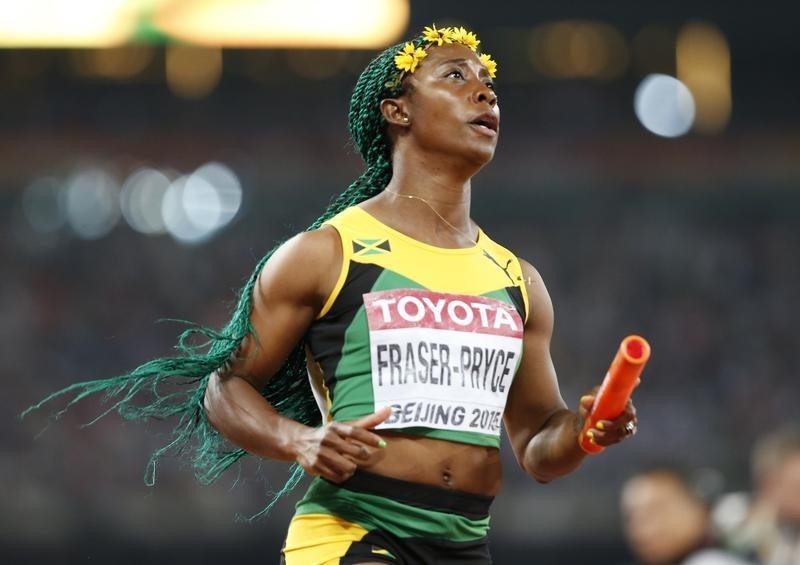 © Reuters. Fraser Pryce of Jamaica crosses to finish line to win the women's 4x100m relay during the 15th IAAF World Championships at the National Stadium in Beijing