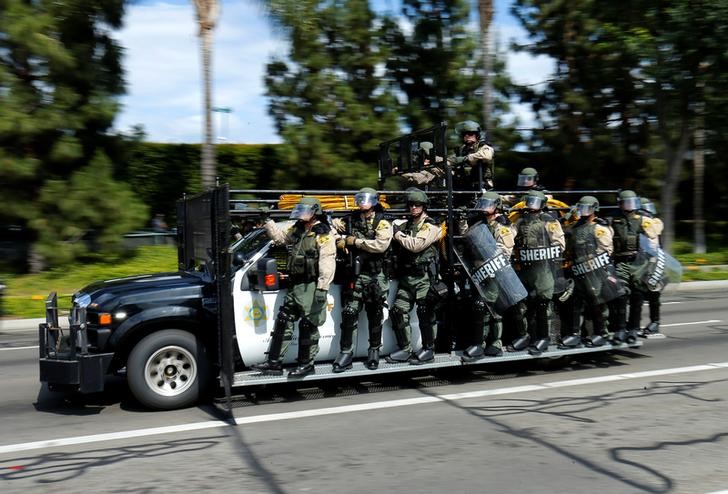 © Reuters. Policiais perto de protesto contra Donald Trump em Anaheim