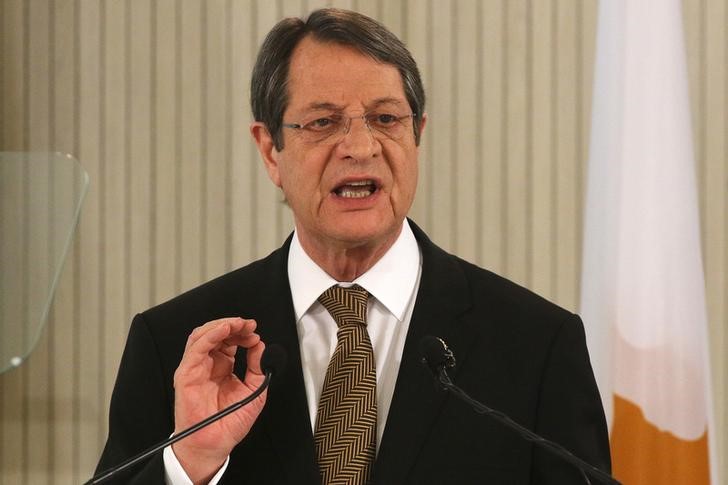 © Reuters. Cyprus' President Nicos Anastasiades speaks during a news conference at the Presidential Palace in Nicosia