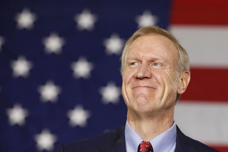 © Reuters. Republican Bruce Rauner smiles after winning the midterm elections in Chicago, Illinois