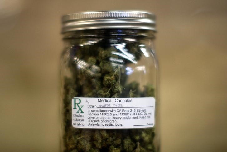 © Reuters. A jar of medical marijuana is displayed at the medical marijuana farmers market in Los Angeles