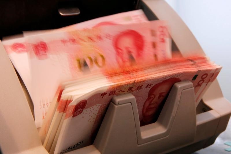 © Reuters. سويفت: اليوان يهبط للمركز السادس بين العملات الاكثر إستخداما في المدفوعات العالمية