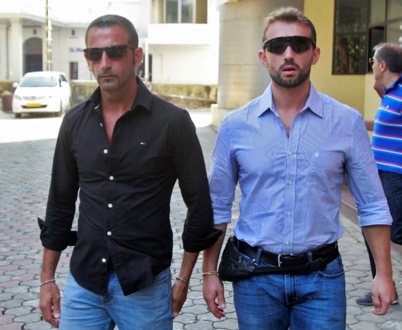 © Reuters. Italian sailors Girone and Latorre leave the police commissioner office in Kochi