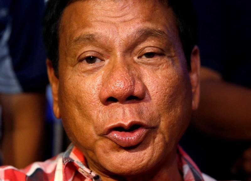 © Reuters. رئيس الفلبين المنتخب يعتذر عن قطع رأس رهينة كندي