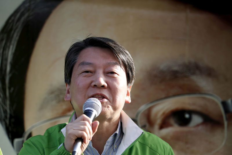 © Reuters. Ahn Cheol-soo, People's Party co-chairman, attends a rally for the April 13 parliamentary elections in Seoul