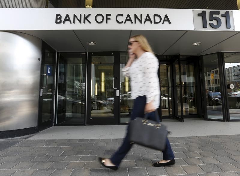 © Reuters. A woman walks past the Bank of Canada office in Ottawa