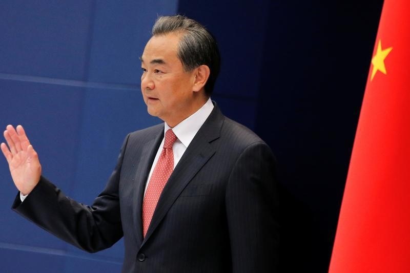 © Reuters. China's Foreign Minister Wang Yi addresses reporters in Beijing