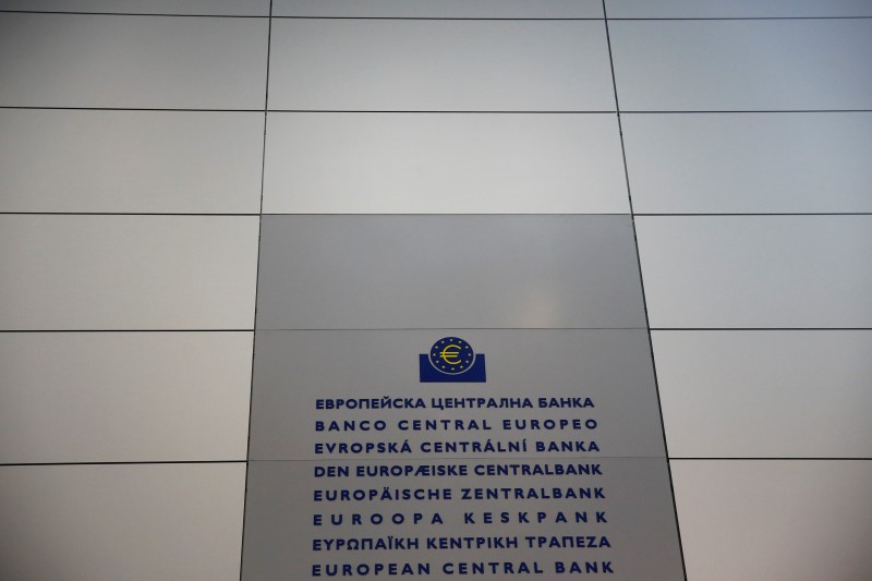 © Reuters. The logo of the European Central Bank (ECB) is pictured in the lobby of its headquarters in Frankfurt