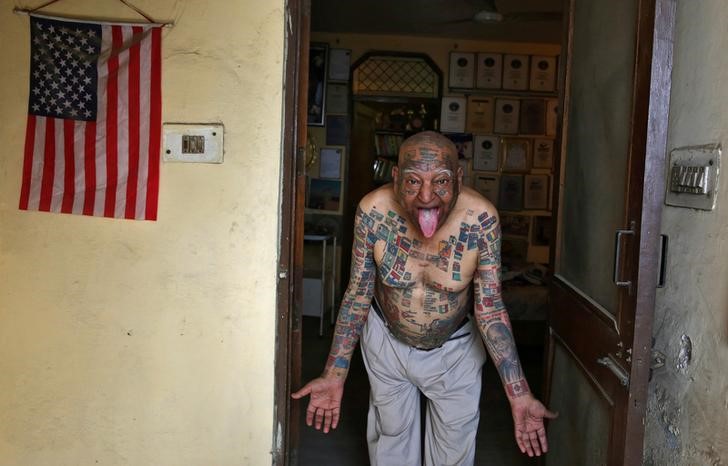 © Reuters. هندي يخلع أسنانه كلها ويملأ جسمه بالوشم لتسجيل أرقام قياسية عالمية