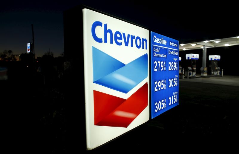 © Reuters. Автозаправочная станция Chevron в Кардифе
