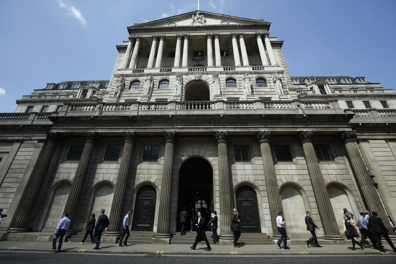 © Reuters. Pedestrians walk past the Bank of England in the City of London