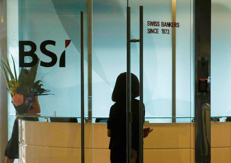 © Reuters. An employee enters the reception area of Swiss bank BSI's office in Singapore