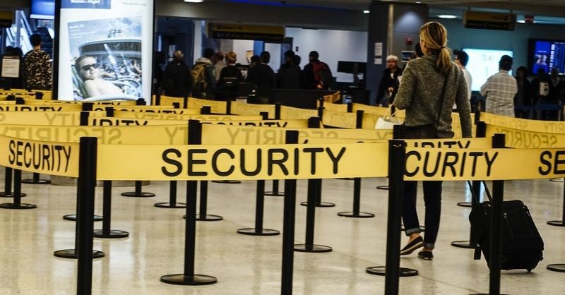 © Reuters. Passengers make their way in a security checkpoint at the International JFK airport in New York