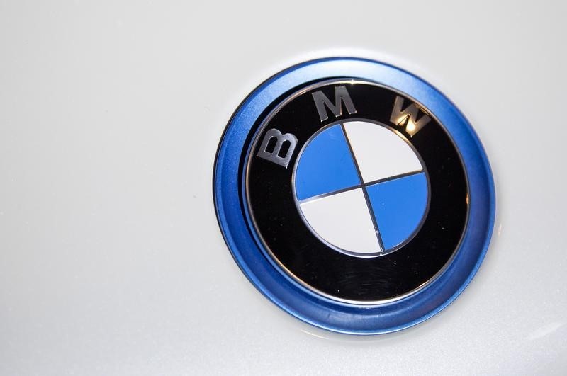 © Reuters. A BMW emblem is pictured at the 2015 New York International Auto Show