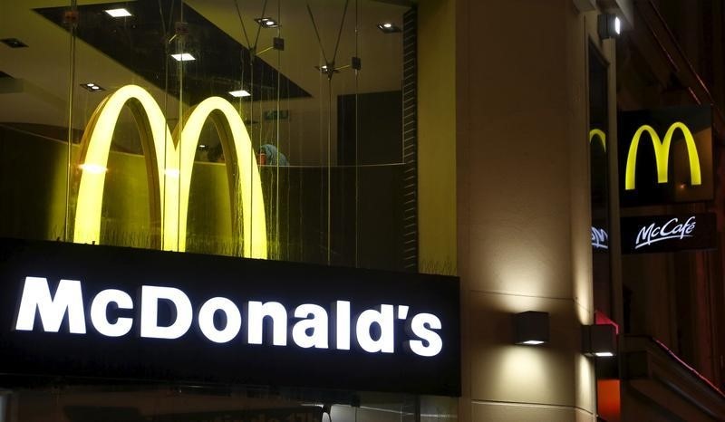 © Reuters. File photo of McDonald's logo in Paris