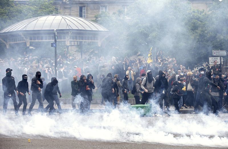 © Reuters. Tear gas fills the air during clashes with French gendarmes during a demonstration in protest of the government's proposed labor law reforms in Paris