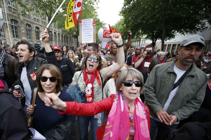 © Reuters. HUITIÈME JOUR DE MOBILISATION CONTRE LA LOI TRAVAIL