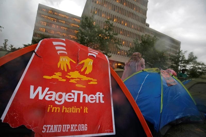 © Reuters. Protesters set up tents on the street as they demonstrate outside the McDonald's headquarters calling for higher wages and improved working conditions in the Chicago suburb of Oak Brook