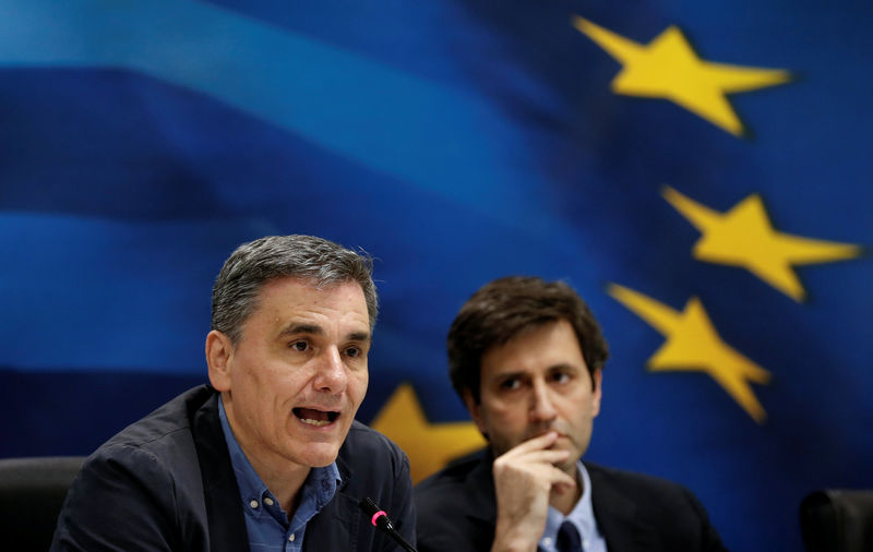© Reuters. Greek Finance Minister Tsakalotos speaks during a news conference next to Alternate Finance Minister Chouliarakis at the ministry in Athens