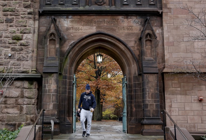 © Reuters. Student walks on the campus of Yale University in New Haven, Connecticut