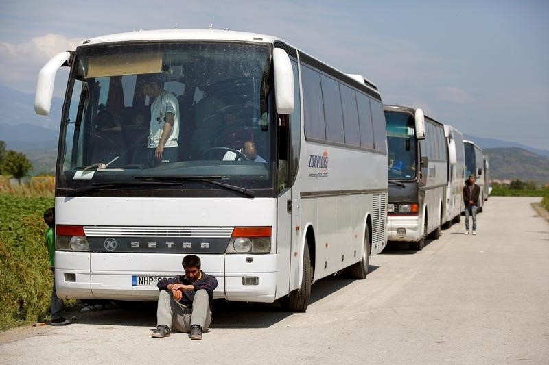 © Reuters. مهاجرون عالقون في اليونان يقصدون الحقول لتجنب نقلهم لمخيمات رسمية