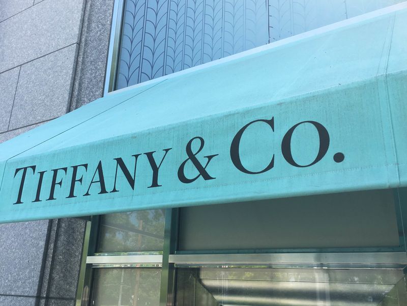 © Reuters. The Tiffany & Co. logo is seen on an awning of their store in Manhasset, New York,