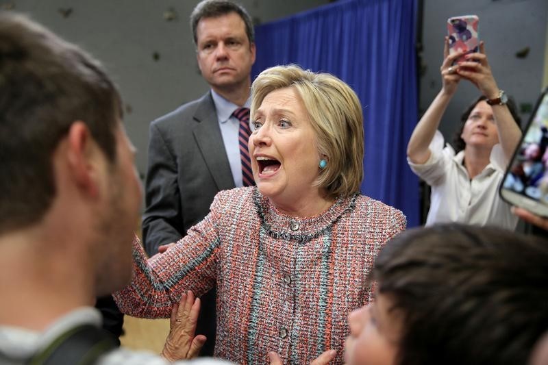 © Reuters. كلينتون تتفهم قلق الناخبين الأمريكيين بعد تقرير عن بريدها الإلكتروني
