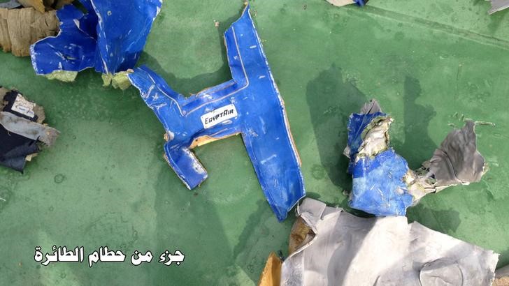 © Reuters. سفينة فرنسية في طريقها إلى منطقة البحث عن حطام الطائرة المصرية المنكوبة