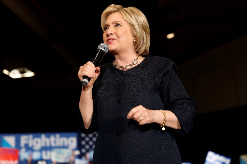 © Reuters. Democratic U.S. presidential candidate Hillary Clinton speaks at a campaign event in San Jose