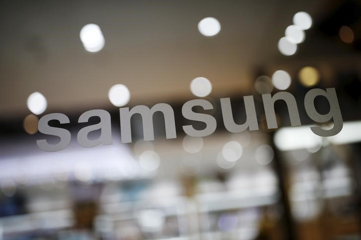 © Reuters. The logo of Samsung Electronic is seen at its headquarters in Seoul