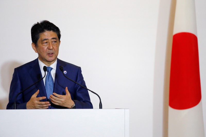 © Reuters. مصادر حكومية: رئيس وزراء اليابان سيؤجل زيادة في ضريبة المبيعات