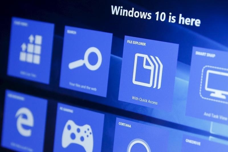 © Reuters. A computer screen shows features of the Windows 10 operating system at the Microsoft store at Roosevelt Field in Garden City