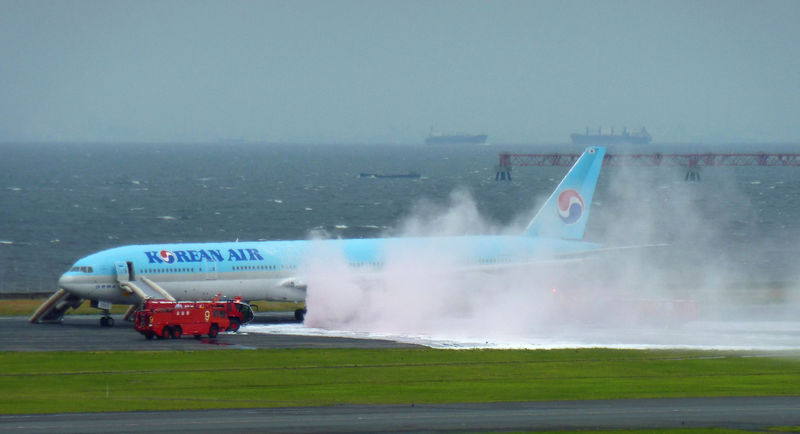 © Reuters. INCIDENT À L'AÉROPORT DE TOKYO-HANEDA