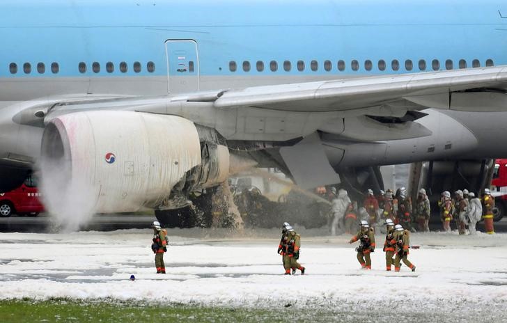 © Reuters. إخلاء طائرة ركاب كورية في مطار هانيدا بطوكيو بعد انبعاث دخان من المحرك