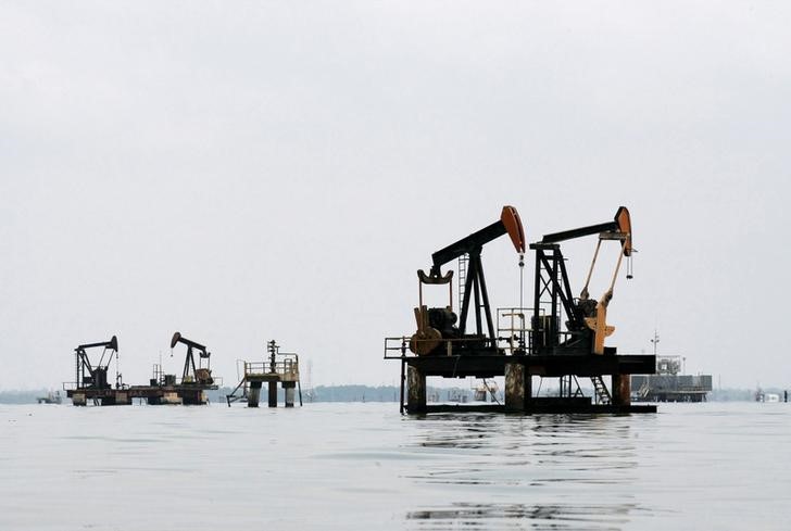 © Reuters. Нефтяные насосы на озере Маракайбо в Венесуэле