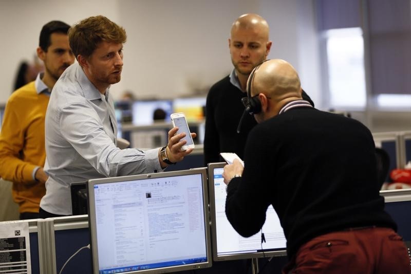 © Reuters. Brokers work on the trading floor at IG Index in London