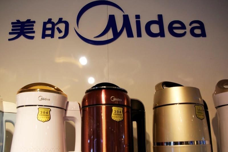 © Reuters. Products of Midea are seen at a shop in Beijing