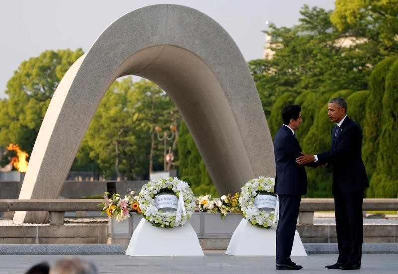 © Reuters. أوباما يضع إكليلا من الزهور على نصب للسلام في زيارة تاريخية لهيروشيما