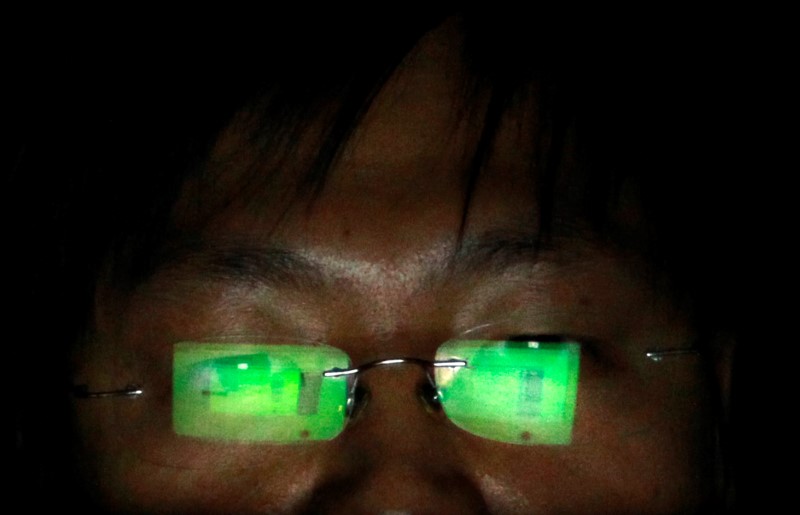 © Reuters. A hacker works on his laptop in Taipei