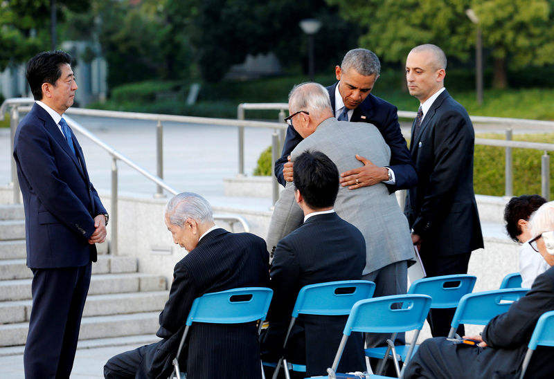 © Reuters. Presidente dos EUA, Barack Obama, abraçando sobrevivente Shigeaki Mori durante visita a Hiroshima, Japão